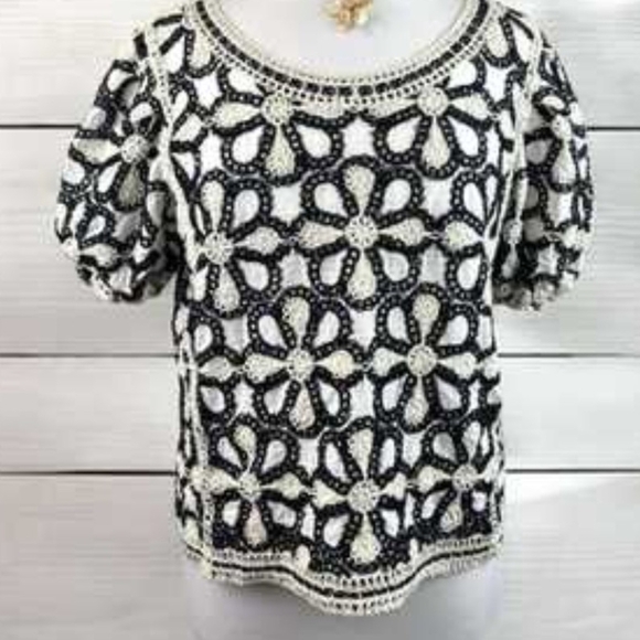 Solitaire Black and White Crotchet Floral Blouse EUC Medium PTP 20 Length 21 - Picture 1 of 7